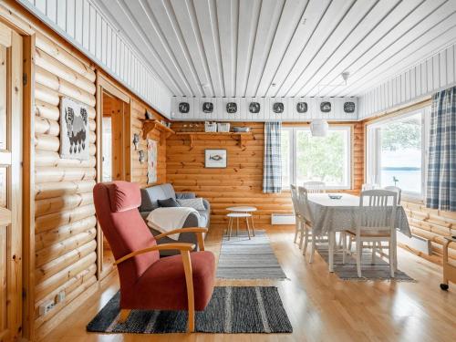 sala de estar con mesa y comedor en Holiday Home Wuorilahti by Interhome, en Savonlinna