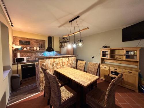 - une cuisine avec une table et des chaises en bois dans la chambre dans l'établissement Apartment Ornella by Interhome, à Großschönau