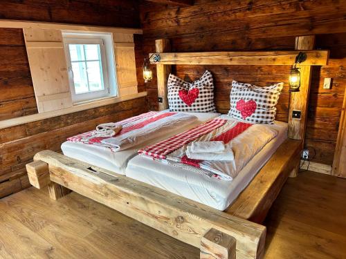 - une chambre avec un lit dans une cabane en rondins dans l'établissement Apartment Ornella by Interhome, à Großschönau