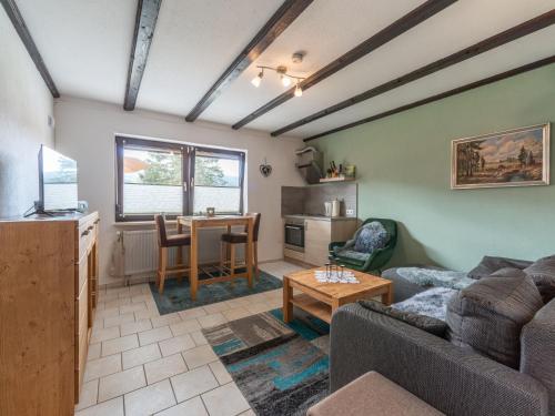 uma sala de estar com um sofá e uma mesa em Apartment Am Hohen Bogen-41 by Interhome em Arrach