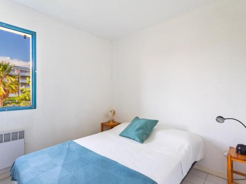 une chambre blanche avec un lit et une fenêtre dans l'établissement Apartment Le Domaine d'Azur-3 by Interhome, au Lavandou
