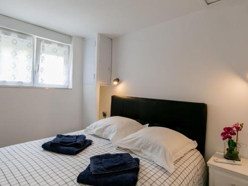 une chambre avec un lit avec deux serviettes dessus dans l'établissement Apartment Terre et Mer by Interhome, à Locquirec