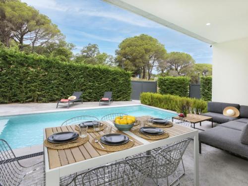Bazén v ubytovaní Holiday Home Alyssa by Interhome alebo v jeho blízkosti