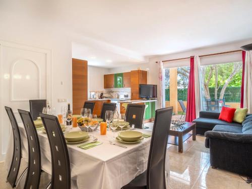 een eetkamer en een woonkamer met een tafel en stoelen bij Holiday Home Sa Coma by Interhome in Sa Coma