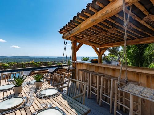 un patio avec tables et chaises sur une terrasse dans l'établissement Villa Villa Casaben by Interhome, à Porto-Vecchio