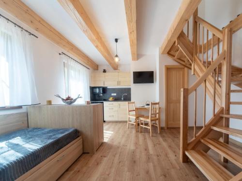 Habitación con cama, cocina y escalera en Holiday Home Cilka 2 by Interhome, en Stráž nad Nežárkou