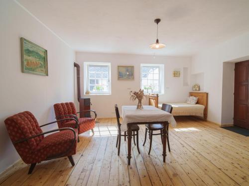 een woonkamer met een tafel en stoelen bij Holiday Home Kojetice na Moravě by Interhome in Kojetice