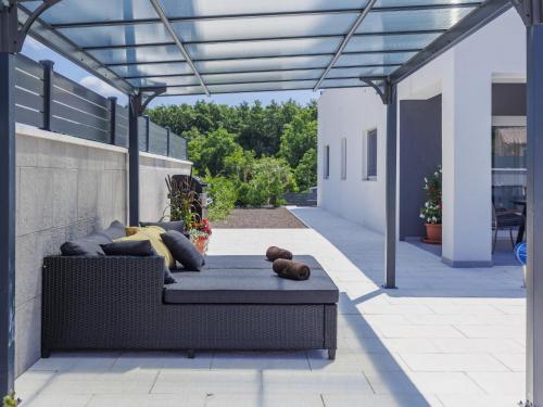 eine Couch, die auf einer Terrasse unter einer Markise sitzt in der Unterkunft Villa Drago by Interhome in Vodnjan