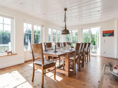 comedor con mesa de madera y sillas en Holiday Home Skarpsätter Sportgård by Interhome en Strängnäs