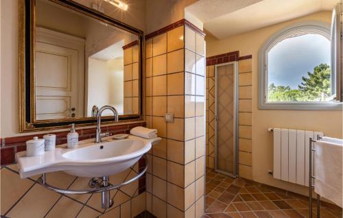y baño con lavabo y espejo. en Villa Le Selve, en Lari
