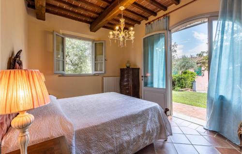 1 dormitorio con cama y ventana grande en Villa Le Selve en Lari