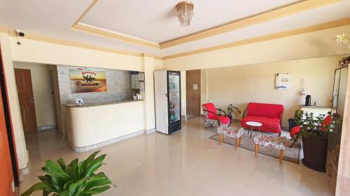 康塞桑達巴拉的住宿－Pousada Beth Shalom，客厅配有红色椅子和柜台