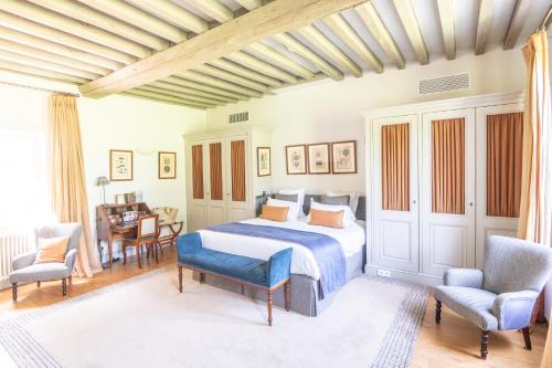 une chambre avec un lit, une table et des chaises dans l'établissement Le Clos de Grâce, à Honfleur