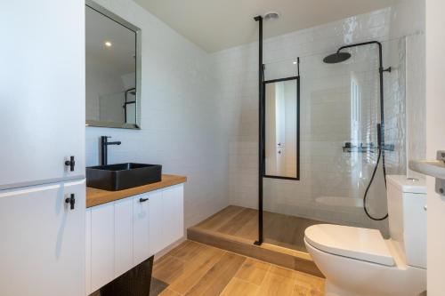 ein Badezimmer mit Dusche, Waschbecken und Toilette in der Unterkunft Welcome in - Vakantiehuis Oostburgsestraat 44, Zuidzande in Zuidzande