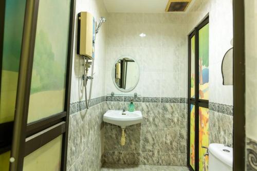 uma casa de banho com um lavatório e um espelho em Family 4BR Landed House @ SPICE ARENA em Bayan Lepas