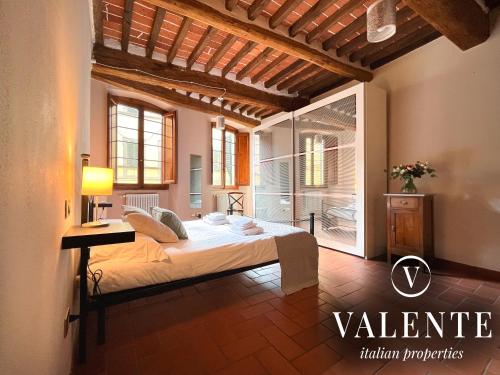 een slaapkamer met een groot bed in een kamer bij Via Ruga degli Orlandi - Valente Italian Properties in Pescia