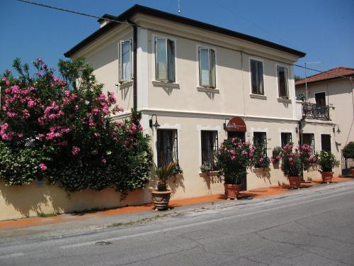 un edificio bianco con fiori sul lato di una strada di Bed And Breakfast Di Manu a Taglio di Po