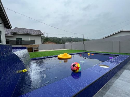 basen z piłką nożną i piłką na wodzie w obiekcie Adwa Homestay Kijal Private Pool Mini Golf w mieście Kampong Darat Kijal