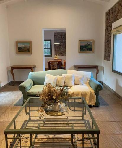 Casa de Piedra في لا كومبر: غرفة معيشة مع أريكة وطاولة