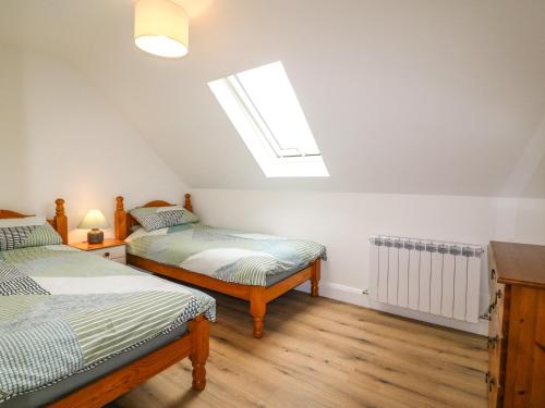sypialnia na poddaszu z 2 łóżkami i świetlikiem w obiekcie An Sean Teach w Killarney