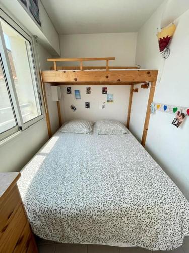 - une petite chambre avec des lits superposés dans l'établissement - Le Montauban - Appartement avec grande terrasse, à La Chaume
