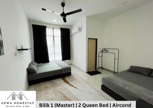 sypialnia z łóżkiem i wentylatorem sufitowym w obiekcie Adwa Homestay Kijal Private Pool Mini Golf w mieście Kampong Darat Kijal
