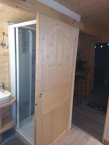 La salle de bains est pourvue d'une douche. dans l'établissement LOU CABANOT CHALET DE JARDIN CALME ET CONFORTABLE, à Lastours
