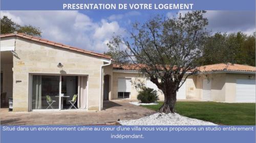 una casa con un árbol delante de ella en Mignon petit appartement indépendant en Mérignac