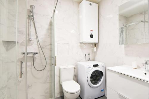 La salle de bains est pourvue de toilettes, d'une douche et d'un lave-linge. dans l'établissement Très Bel Apart Lumineux et Comfortable, à Lille