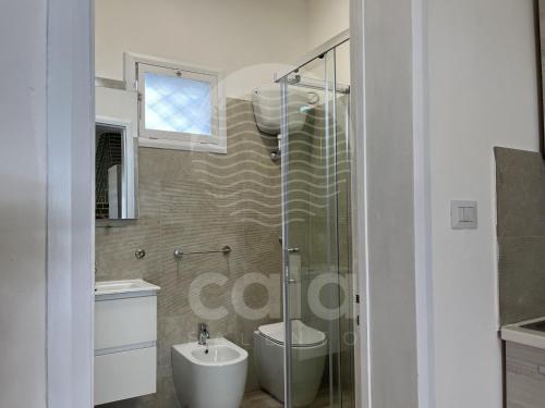 a bathroom with a shower and a toilet and a sink at Villetta Trama- Spiaggia a 100m in Porto Cesareo