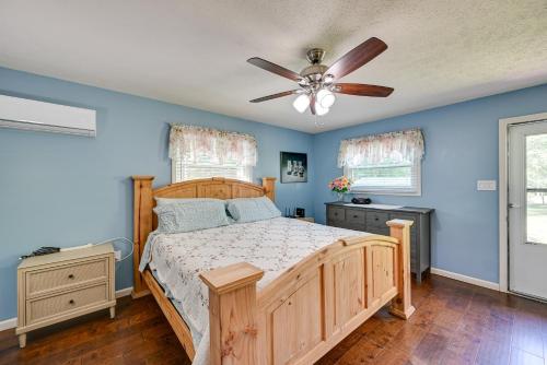 Säng eller sängar i ett rum på Rustic Russell Springs Home Near Marina and Lake!