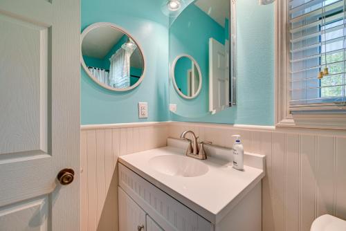 een badkamer met een wastafel en een spiegel bij Rustic Russell Springs Home Near Marina and Lake! in Jamestown
