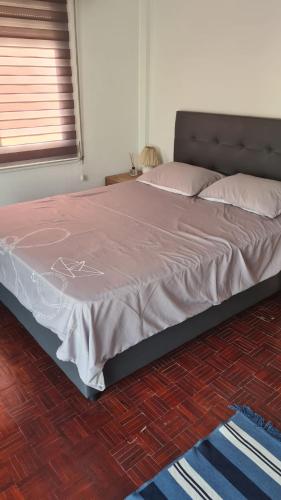 een groot bed in een slaapkamer met een bedframe bij Girne Center Studio in Kyrenia
