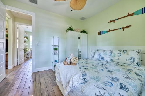 um quarto com uma cama com uma colcha azul e branca em Luxe Coastal Home 6 mins to Airport 10 mins to Cruise Port FT Lauderdale em Fort Lauderdale