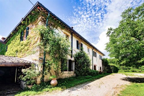 una vieja casa con hiedra a un lado. en La Locaia, en Siena