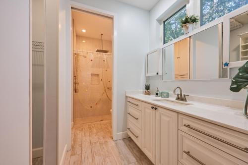 uma casa de banho com um lavatório e um chuveiro em Luxe Coastal Home 6 mins to Airport 10 mins to Cruise Port FT Lauderdale em Fort Lauderdale
