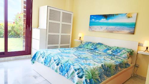sypialnia z łóżkiem i widokiem na ocean w obiekcie Villa Valentina w mieście Estepona