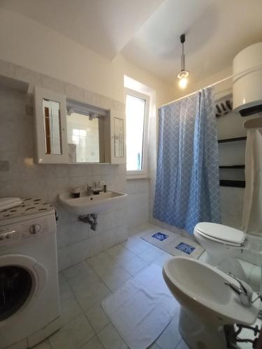 een badkamer met een wastafel en een wasmachine bij Da Isabella in Vernazza