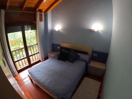 een kleine slaapkamer met een bed en een raam bij Casa roja in Marrón