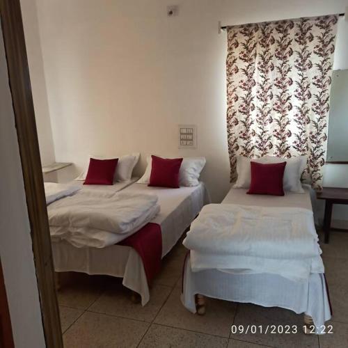 Ένα ή περισσότερα κρεβάτια σε δωμάτιο στο Henry's Home