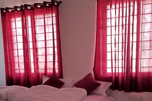 Ένα ή περισσότερα κρεβάτια σε δωμάτιο στο Henry's Home