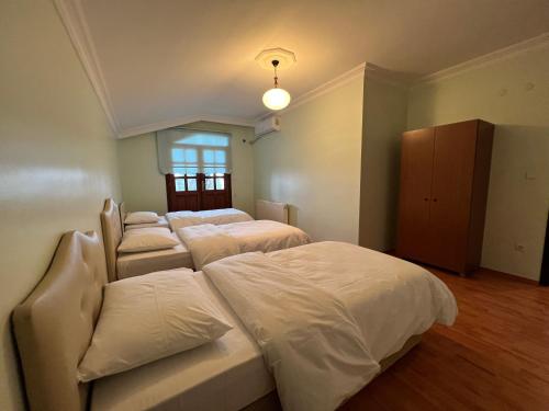 En eller flere senge i et værelse på VİLLA SARAÇ HOME