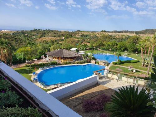 ein Bild eines Pools in einem Resort in der Unterkunft Villa Valentina in Estepona