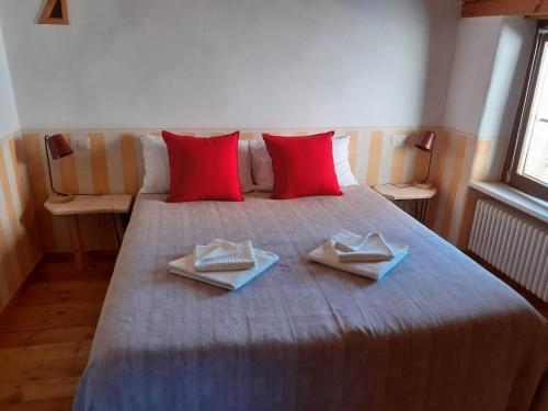 a bedroom with a bed with two towels on it at La Casa Torre in Pignone