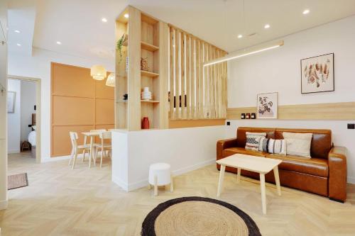 een woonkamer met een bank en een tafel bij Superb 6P apartment next to Bastille Voltaire in Parijs