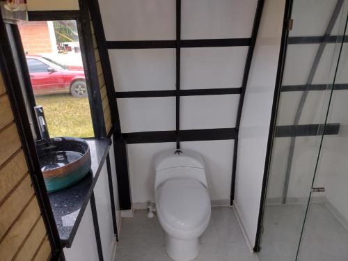 uma pequena casa de banho com WC e lavatório em Chalet Petit Verdot em Medellín