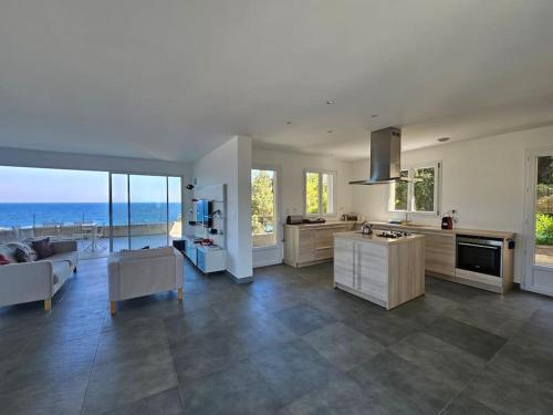 cocina grande y sala de estar con vistas al océano en Belle villa avec vue sur mer d'exception- Meria, en Meria