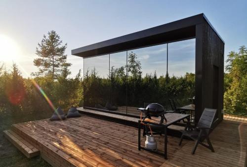 una parrilla en una terraza de madera con mesa y sillas en Juniper Villas - Standard & Delux, 