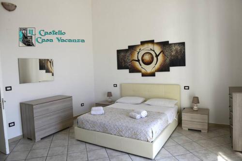 sypialnia z łóżkiem z dwoma ręcznikami w obiekcie Il Castello casa vacanza w mieście Salerno