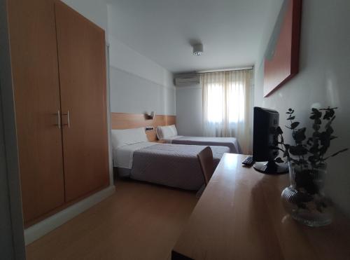 um quarto com uma cama e um quarto com uma mesa em Hostal Mayor 71 em El Burgo de Osma